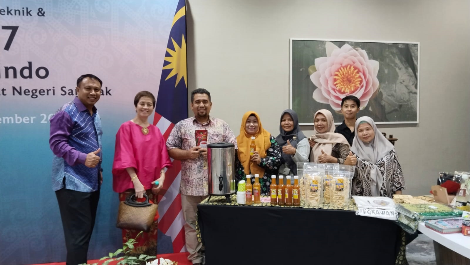 Pertemuan tim teknis dan sidang ke-37 juga menampilkan stand UMKM dari Dekranasda Kota Singkawang dan produk aneka binaan Dinas Perdagangan, Perindustrian, Koperasi, UKM Kota Singkawang.