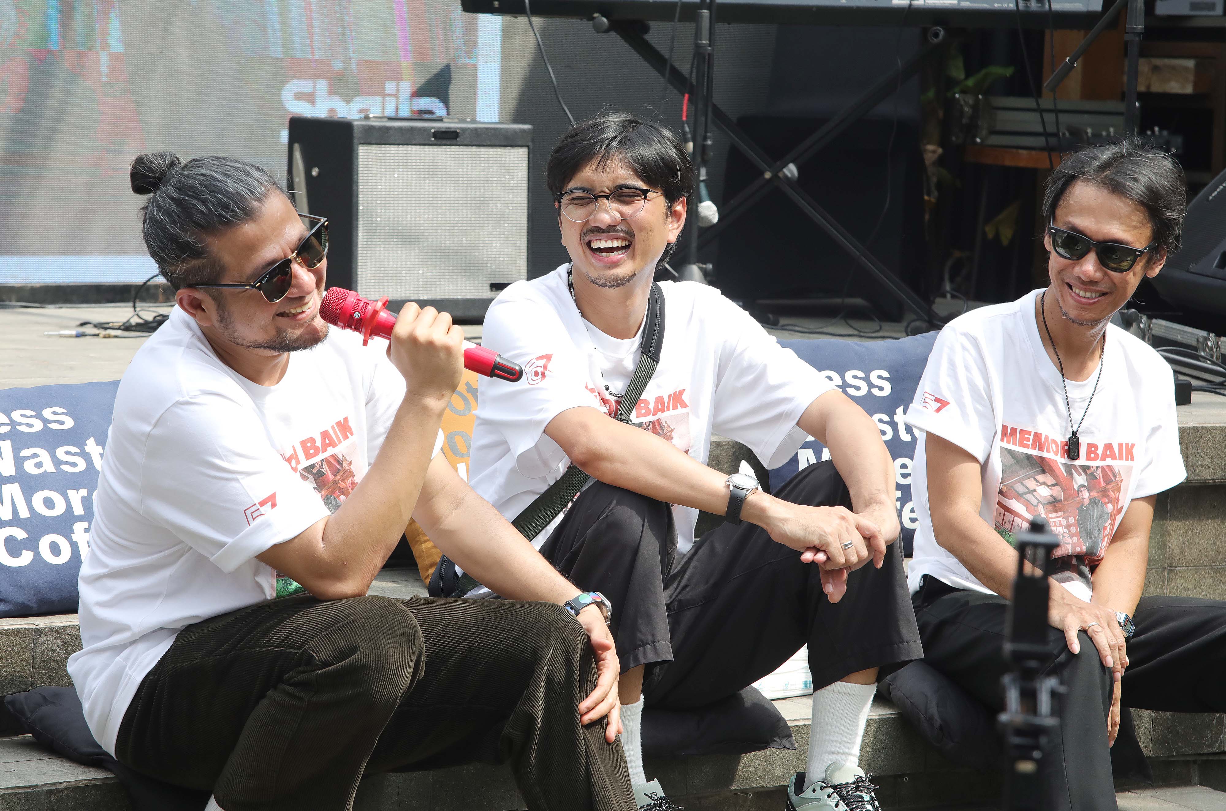 Dari Kiri Adam Subarkah, Akhdiyat Duta Modjo, Eross Chandra saat peluncuran single terbaru berjudul Memori Baik di Jakarta, Senin (25/11/2024). Dalam lagu barunya ini, Sheila On 7 berkolaborasi dengan putri sulung vokalisnya, Akhdiyat Duta Modjo, yaitu Ai