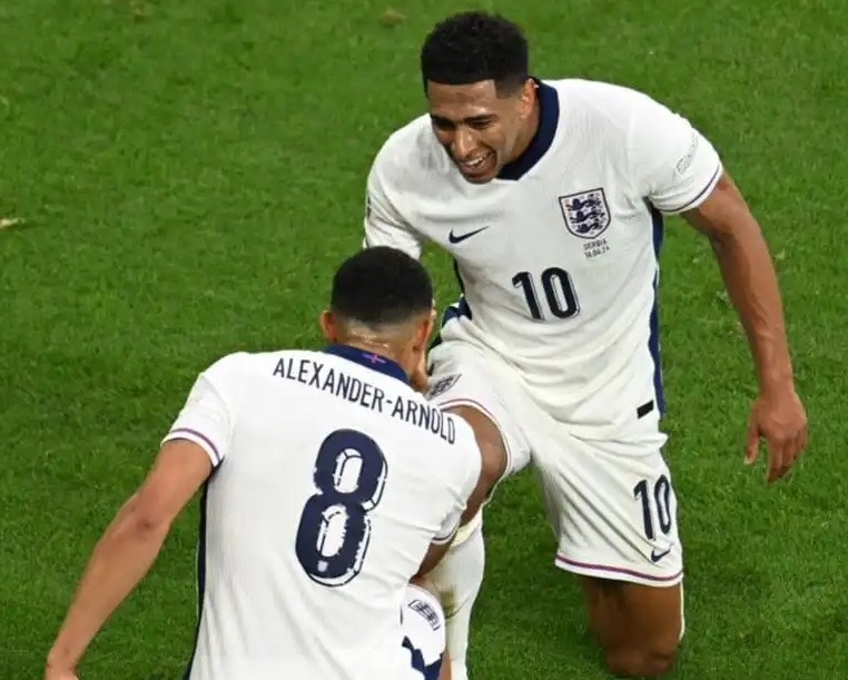 Jude Bellingham (10) dan Trent Alexander-Arnold (8) melakukan selebrasi bersama saat membela Inggris di Euro 2024. Kedua pemain bersahabat meski tim masing-masing berhadapan di Liga Champions.