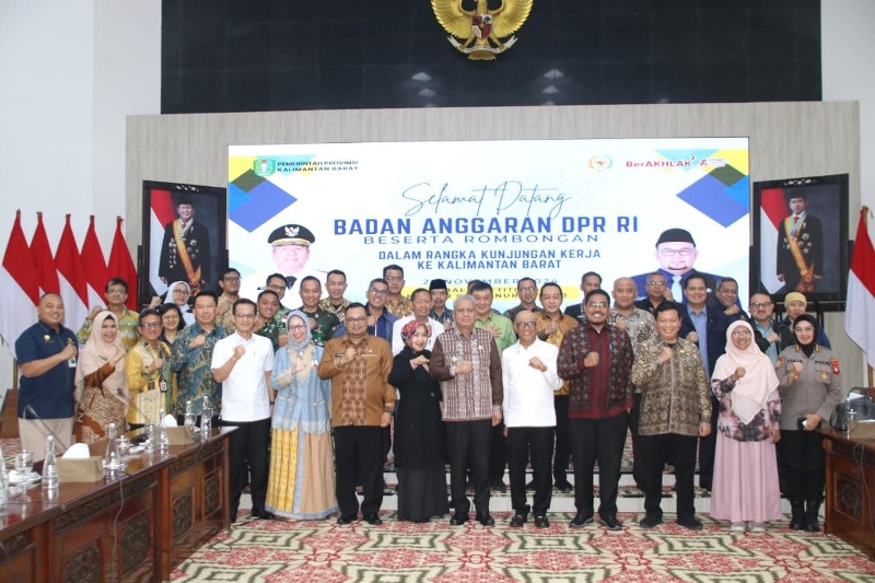 BERSAMA: Pj Gubernur Harisson bersama Wakil Ketua Banggar DPR RI Syarief Abdullah Alkadrie foto bersama usai pertemuan di Balai Petitih, Kantor Gubernur, Kamis (28/11).&nbsp;