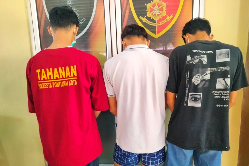 TERUNGKAP: Kapolresta Pontianak, Kombes Adhe Hariadi memberikan keterangan pers pengungkapan kasus tawuran di Jembatan Landak yang menyebabkan seorang remaja tewas.