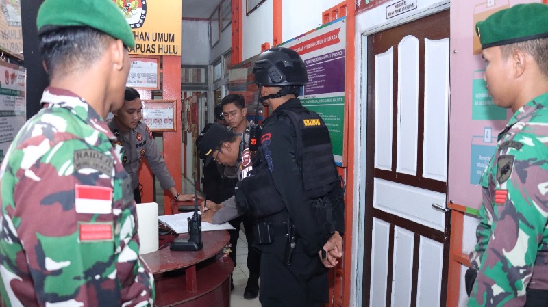 CEK: TNI-Polri di Kapuas Hulu saat melakukan pengecekan Kamtibmas usai Pilkada.