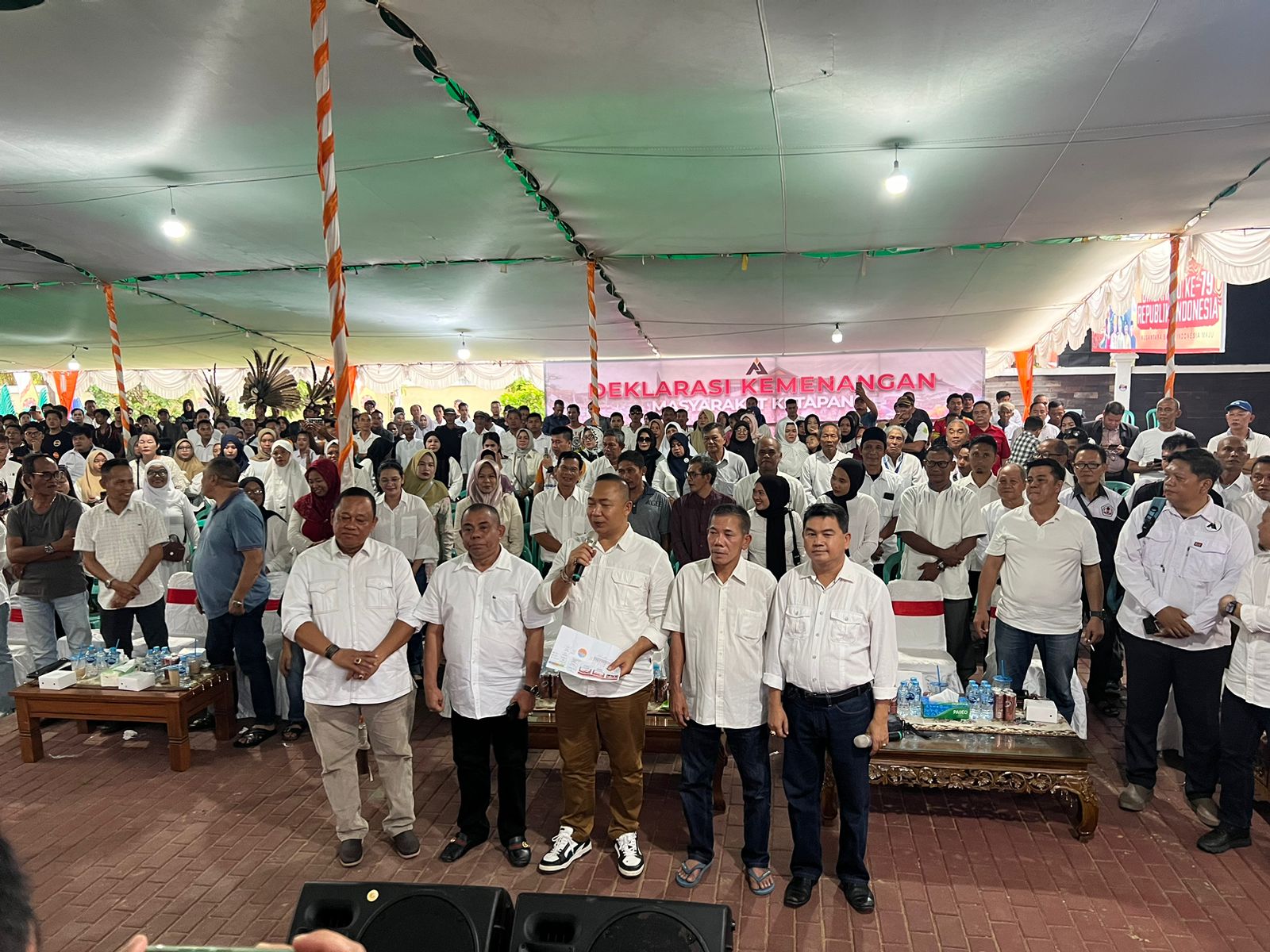 DEKLARASI: Paslon 02, Alex-Jamhuri medeklarasikan diri menang di Pilkada Ketapang, Kamis (28/11).