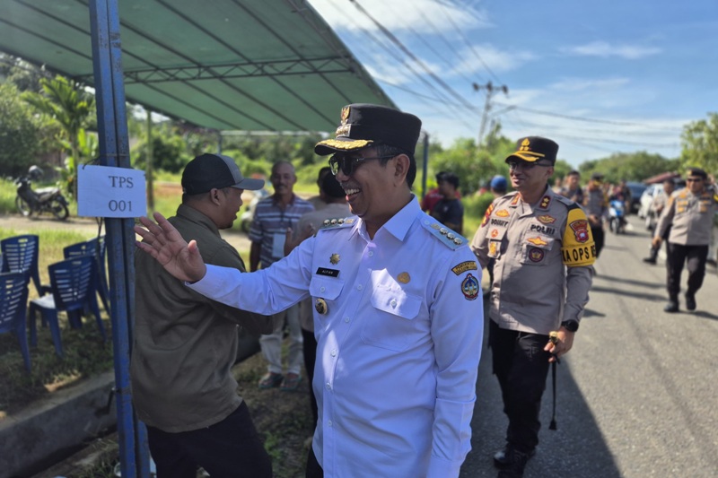 MONITORING: Pj Bupati Kayong Utara, Alfian saat monitoring pelaksanaan Pilkada Serentak 2024 di Kabupaten Kayong Utara.