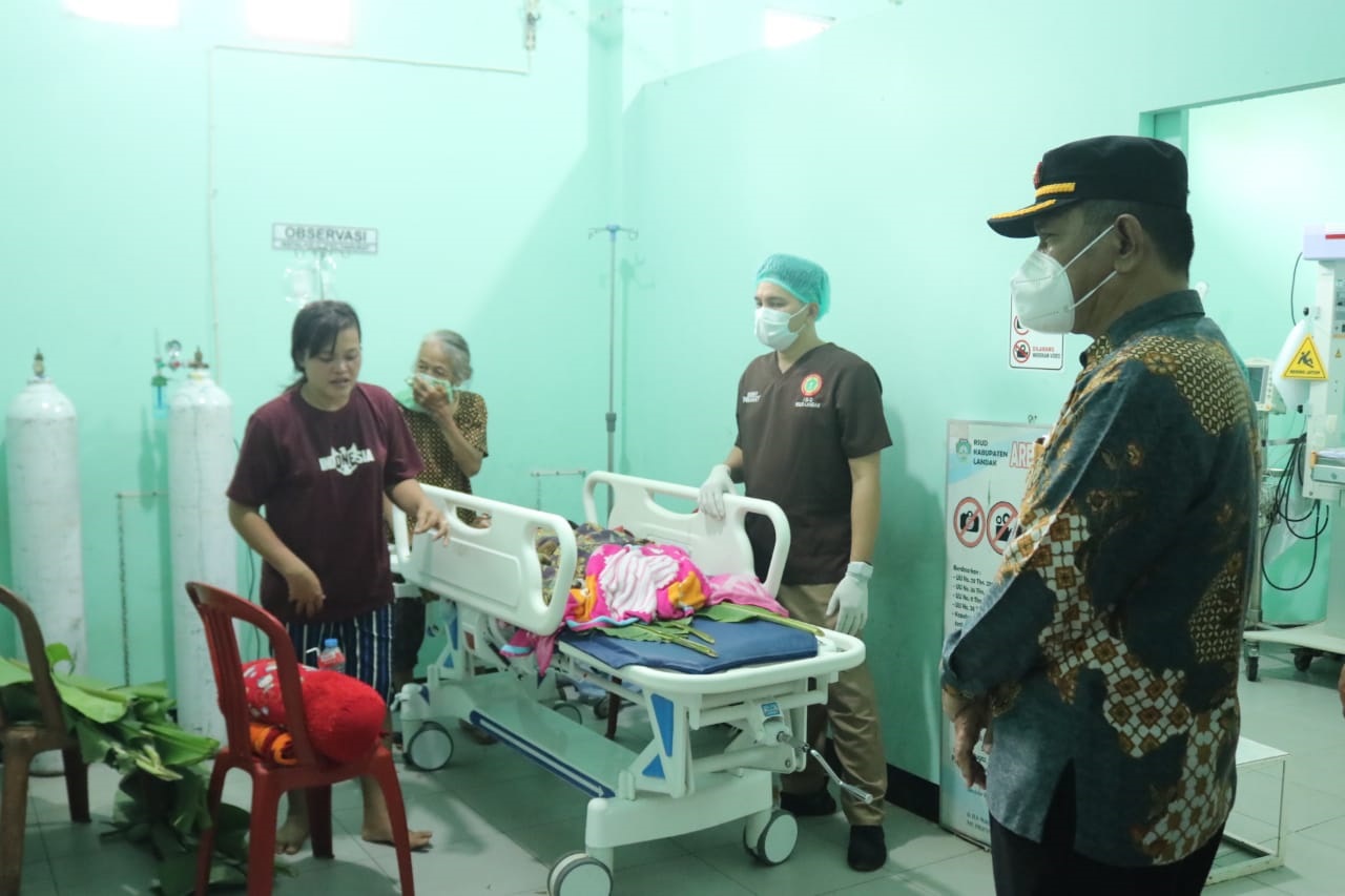 JENGUK: Pj Bupati Landak Gutmen Nainggolan saat membesuk dan mendampingi keluarga balita yang mengalami luka bakar serius.
