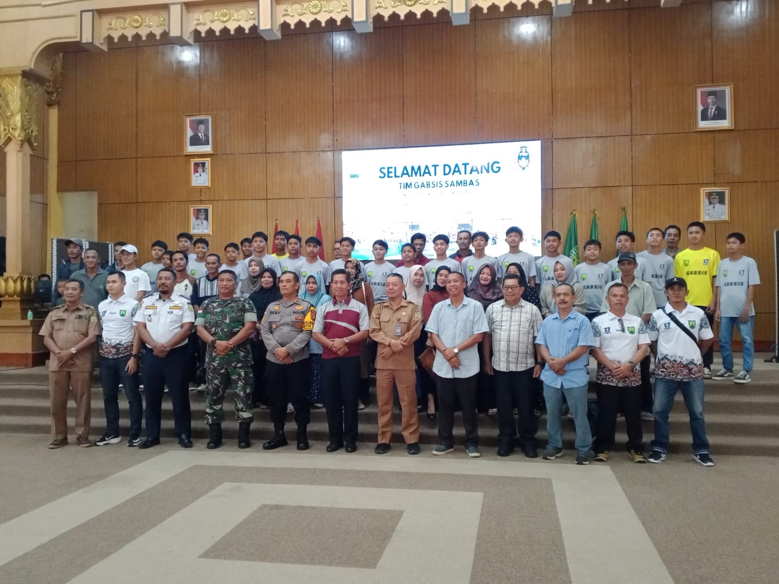DIABADIKAN: Para pemain Gabsis Sambas U-13, U-15, dan U-17 berfoto bersama jajaran Pemkab Sambas.