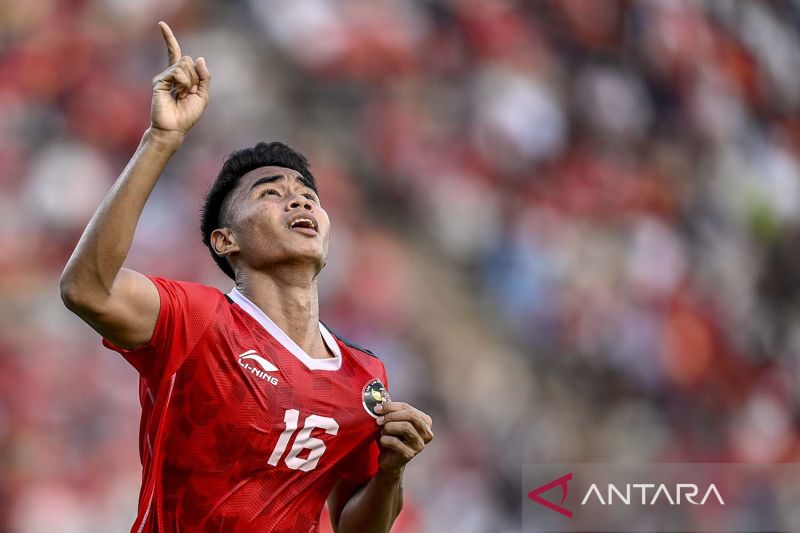 Pesepak bola timnas Indonesia U-22 Muhammad Ferarri melakukan selebrasi usai mencetak gol ke gawang Vietnam pada pertandingan babak semifinal SEA Games 2023 di National Olympic Stadium, Phnom Penh.