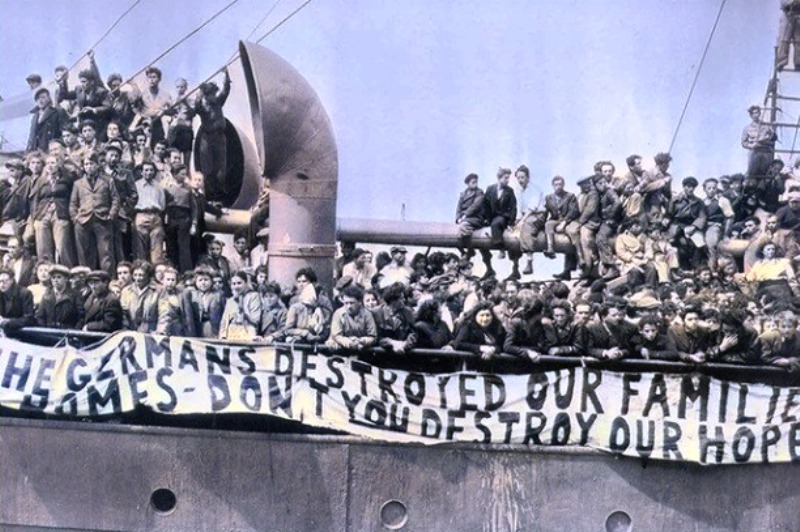 PENGUNGSI YAHUDI: Momen bersejarah saat para pengungsi Yahudi tiba di Palestina pada 1947, dengan spanduk bertuliskan permohonan untuk tidak menghancurkan harapan mereka.