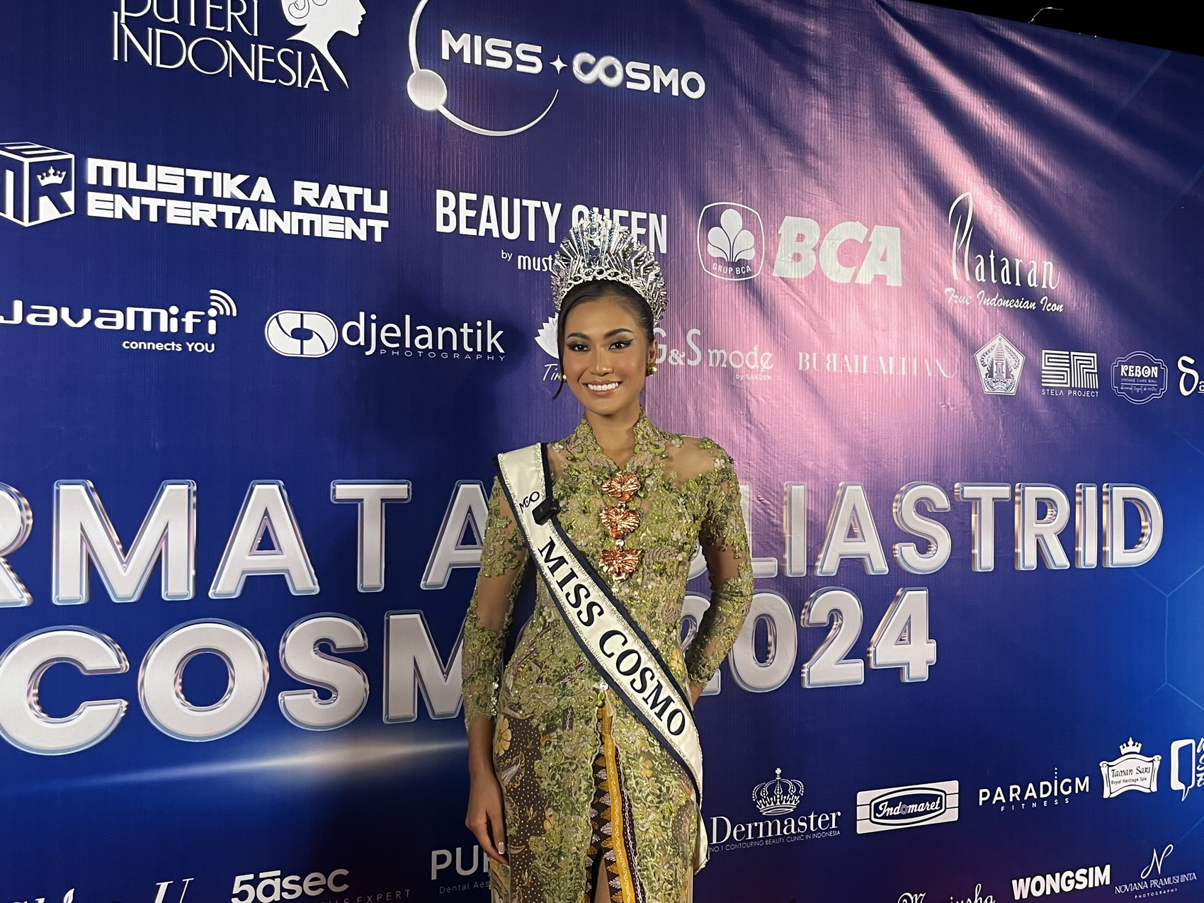 Puteri Indonesia Pariwisata 2024 Ketut Permata Juliastrid berhasil terpilih sebagai Miss Cosmo 2024 sekaligus yang pertama pada malam puncak Oktober lalu di Ho Chi Minh City, Vietnam.