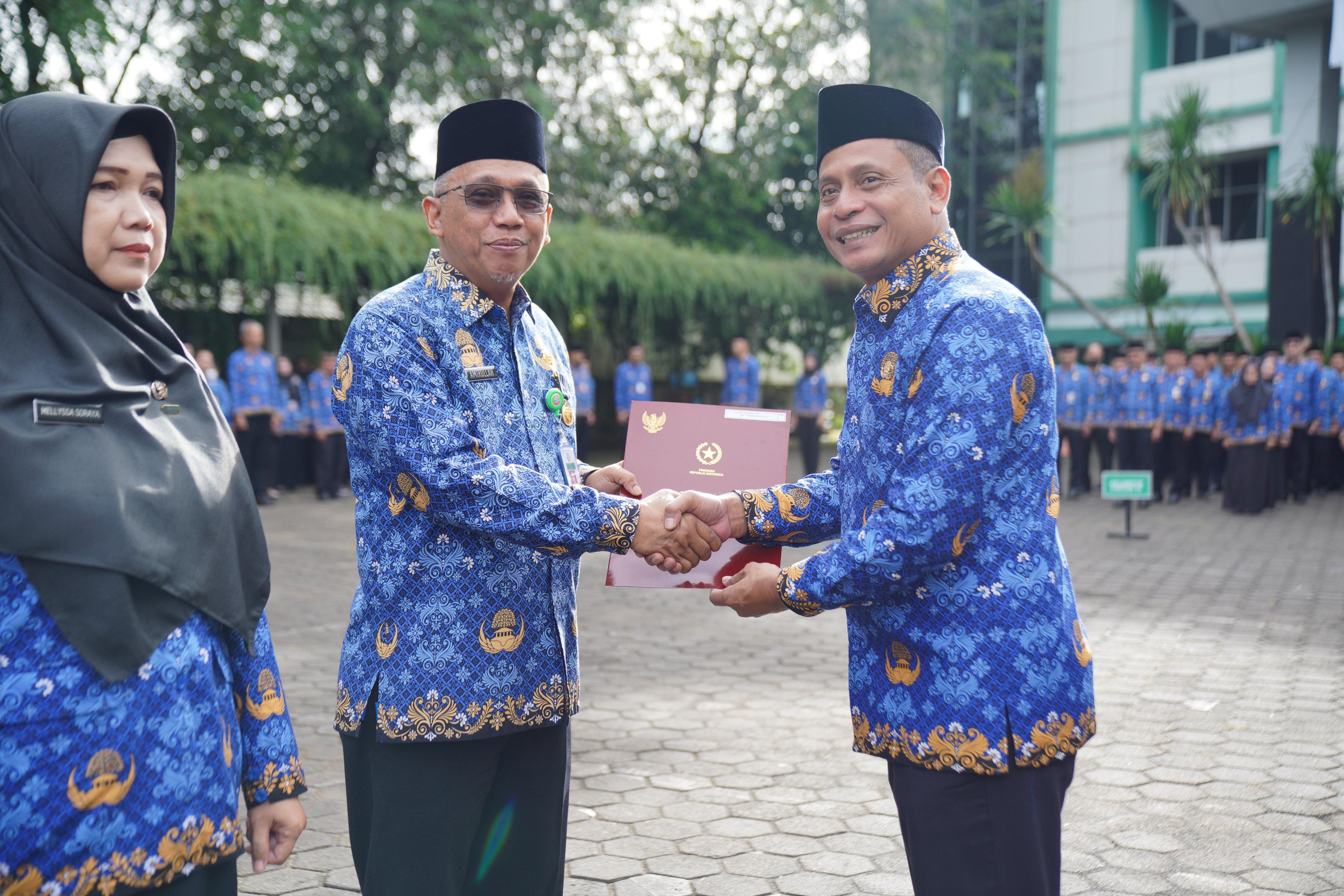 SATYALANCANA KARYA SATYA: Sekda Kota Pontianak Amirullah menerima Satyalancana Karya Satya dari Presiden RI yang diserahkan Pj Wali Kota Pontianak Edi Suryanto.