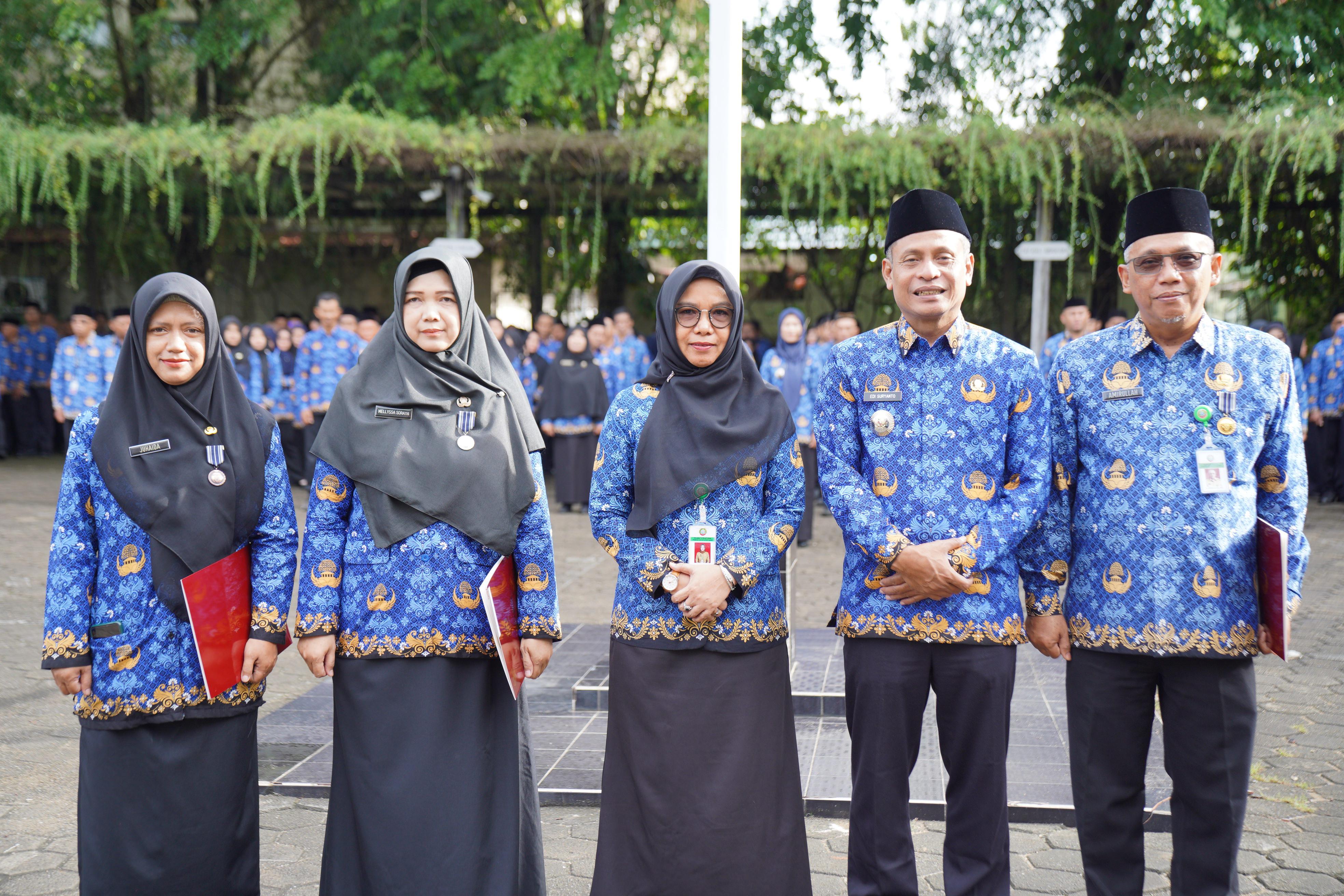 PENGABDIAN: PNS penerima Satyalancana Karya Satya pengabdian XXX, XX dan X tahun berfoto bersama Pj Wali Kota Edi Suryanto.