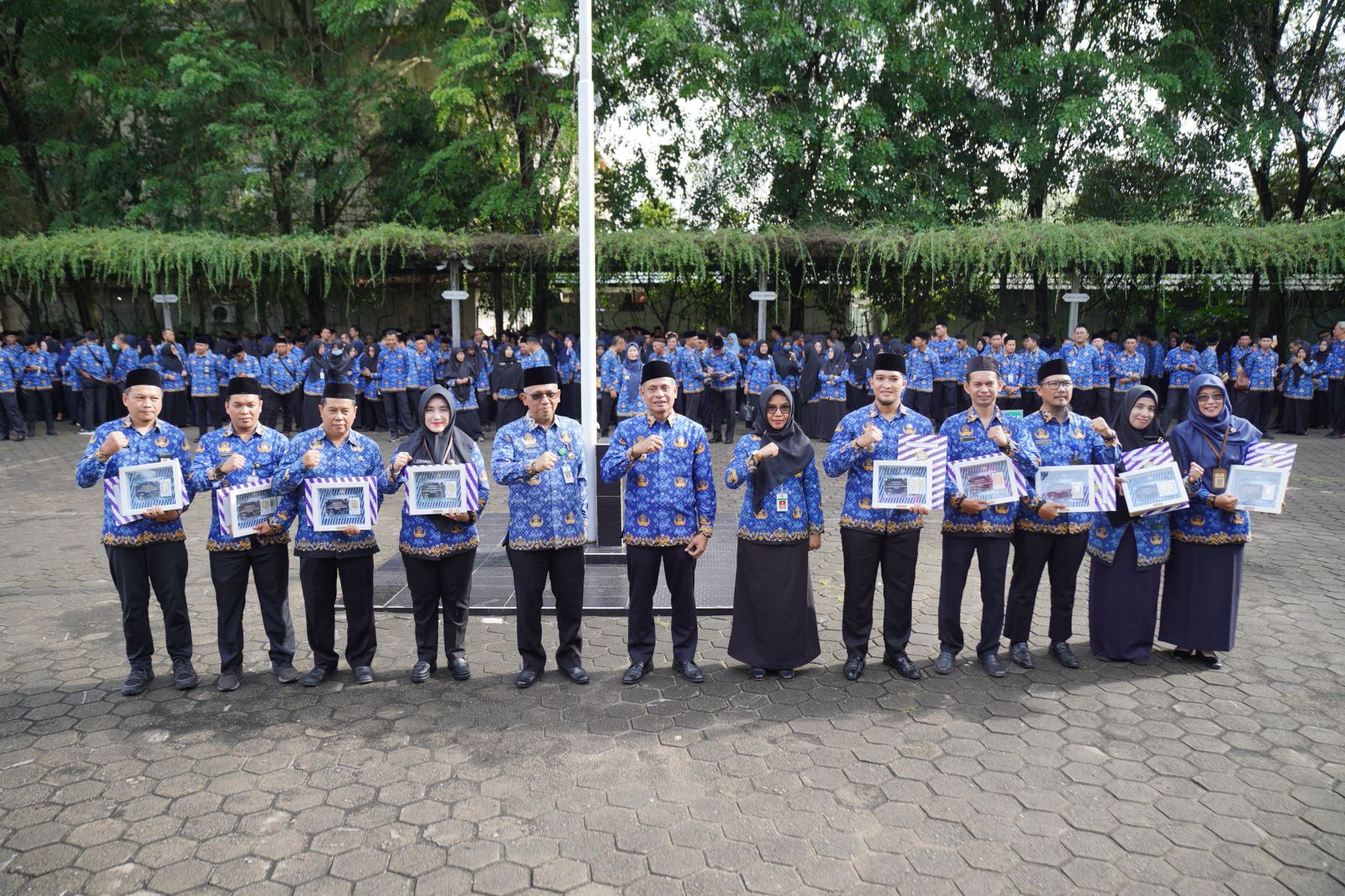 BERPRESTASI: Para PNS berprestasi foto bersama Pj Wali Kota Pontianak.