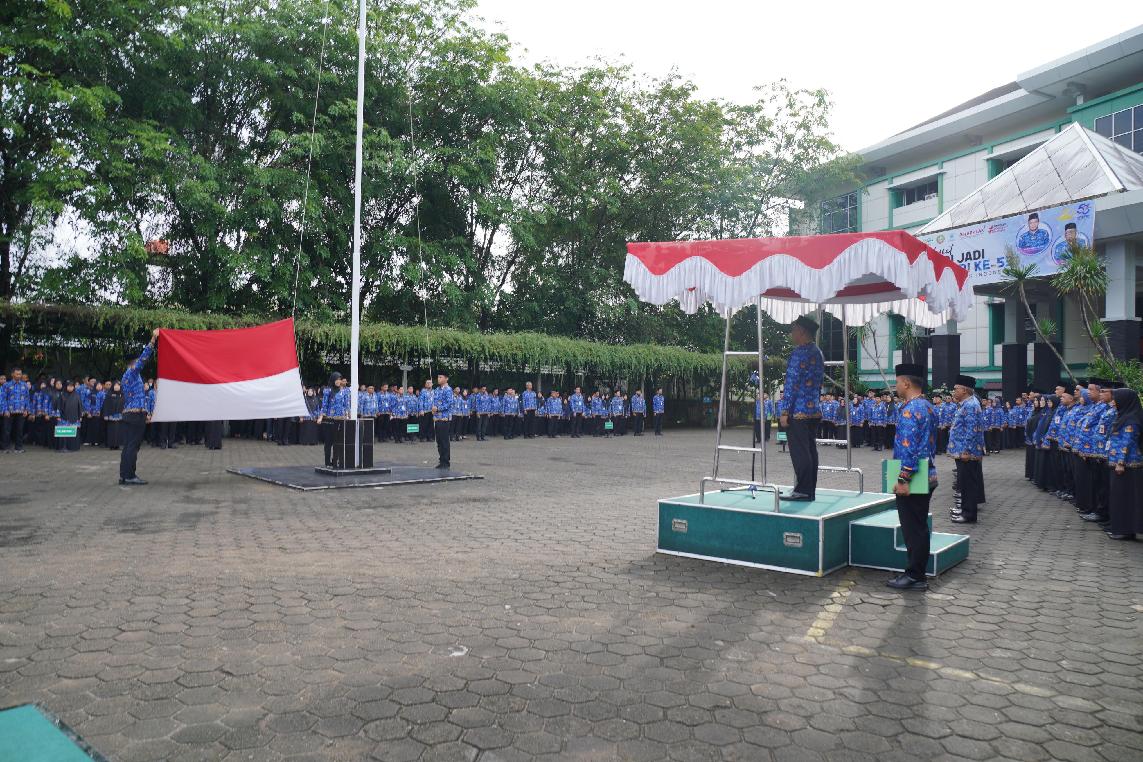 Pengibaran bendera pada upacara peringatan HUT ke-53 KORPRI di halaman Kantor Wali Kota Pontianak.