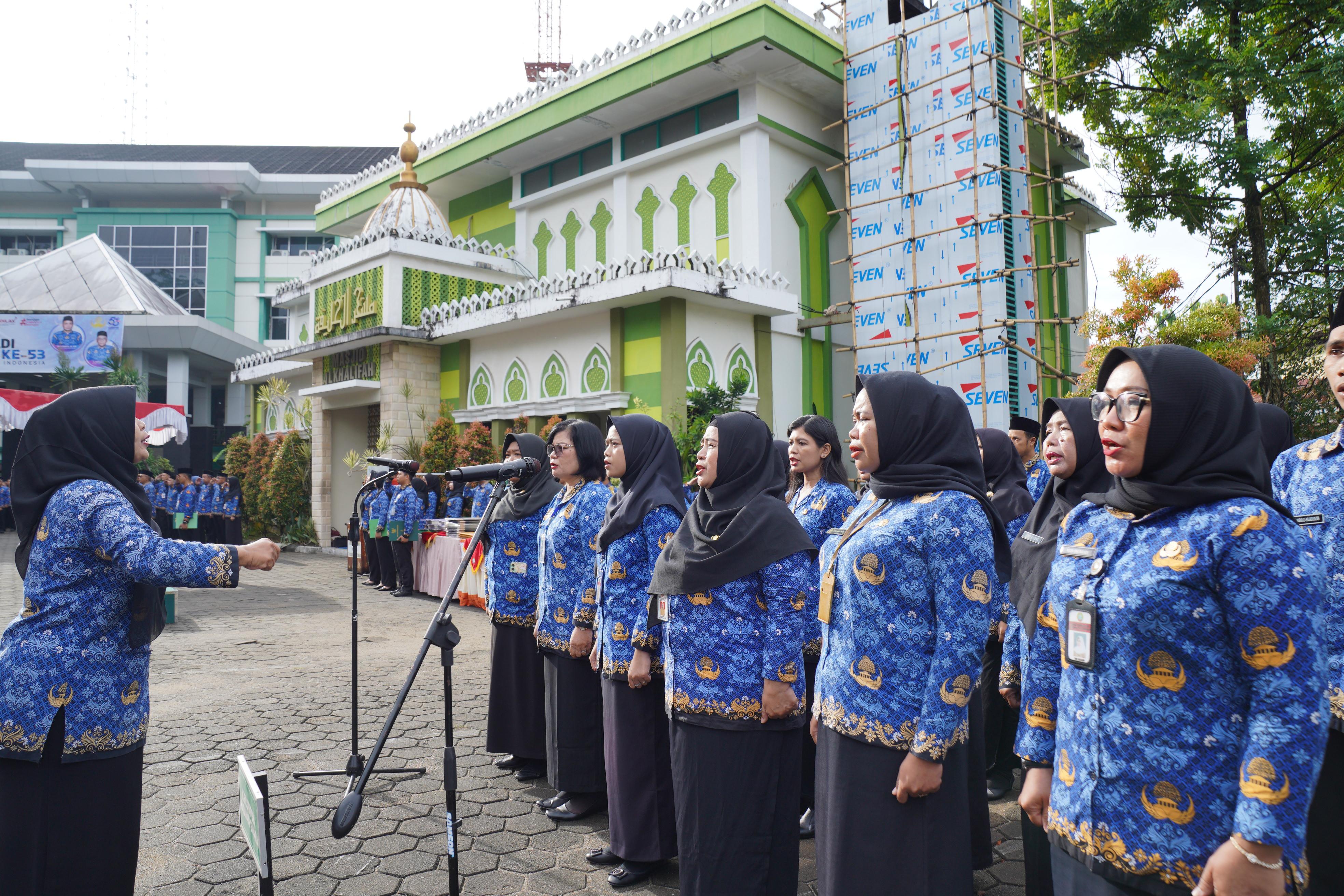 MARS KORPRI: Kelompok paduan suara menyanyikan Mars Korpri.
