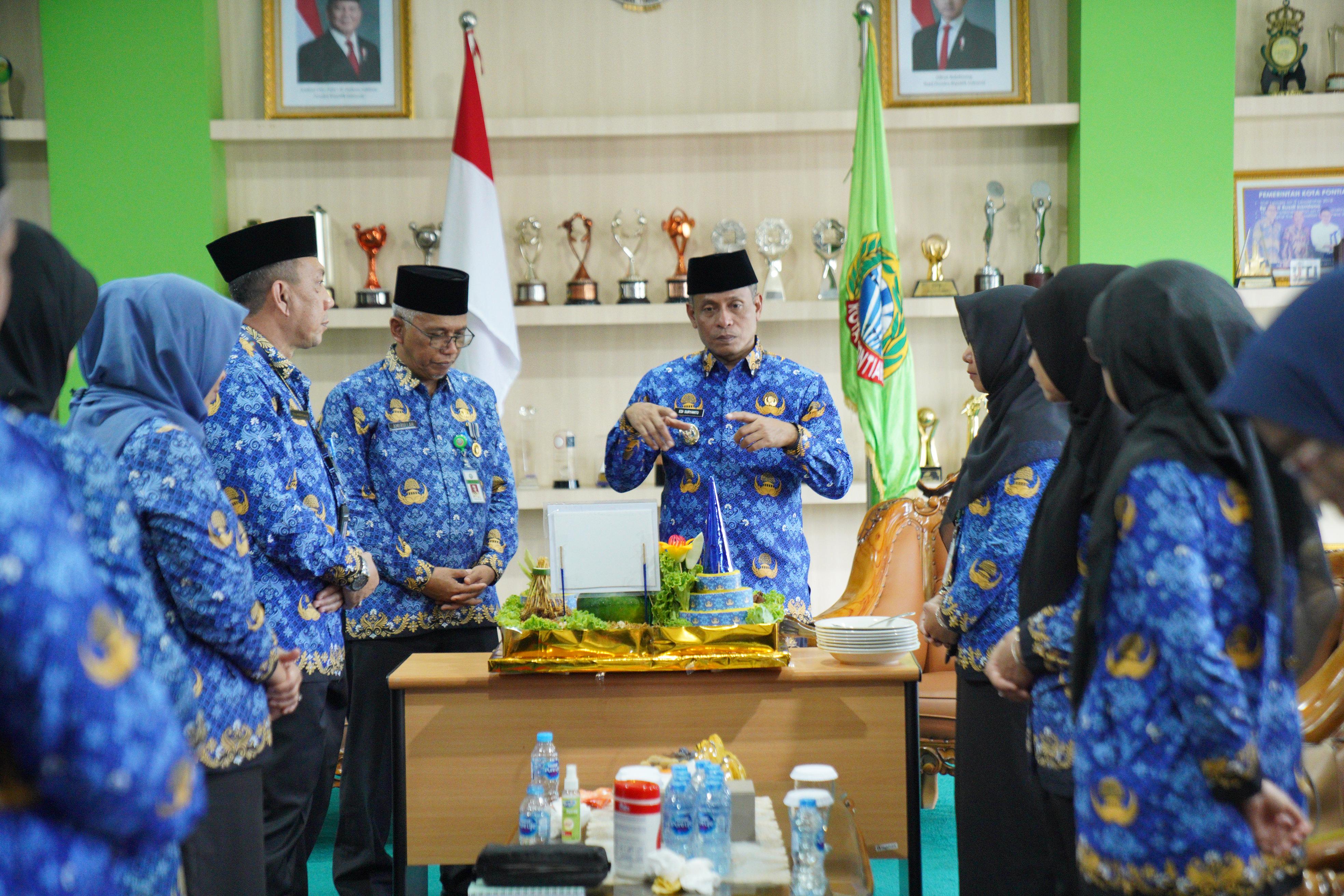 ARAHAN: Pj Wali Kota Pontianak Edi Suryanto memberikan arahan saat syukuran HUT ke-53 KORPRI.