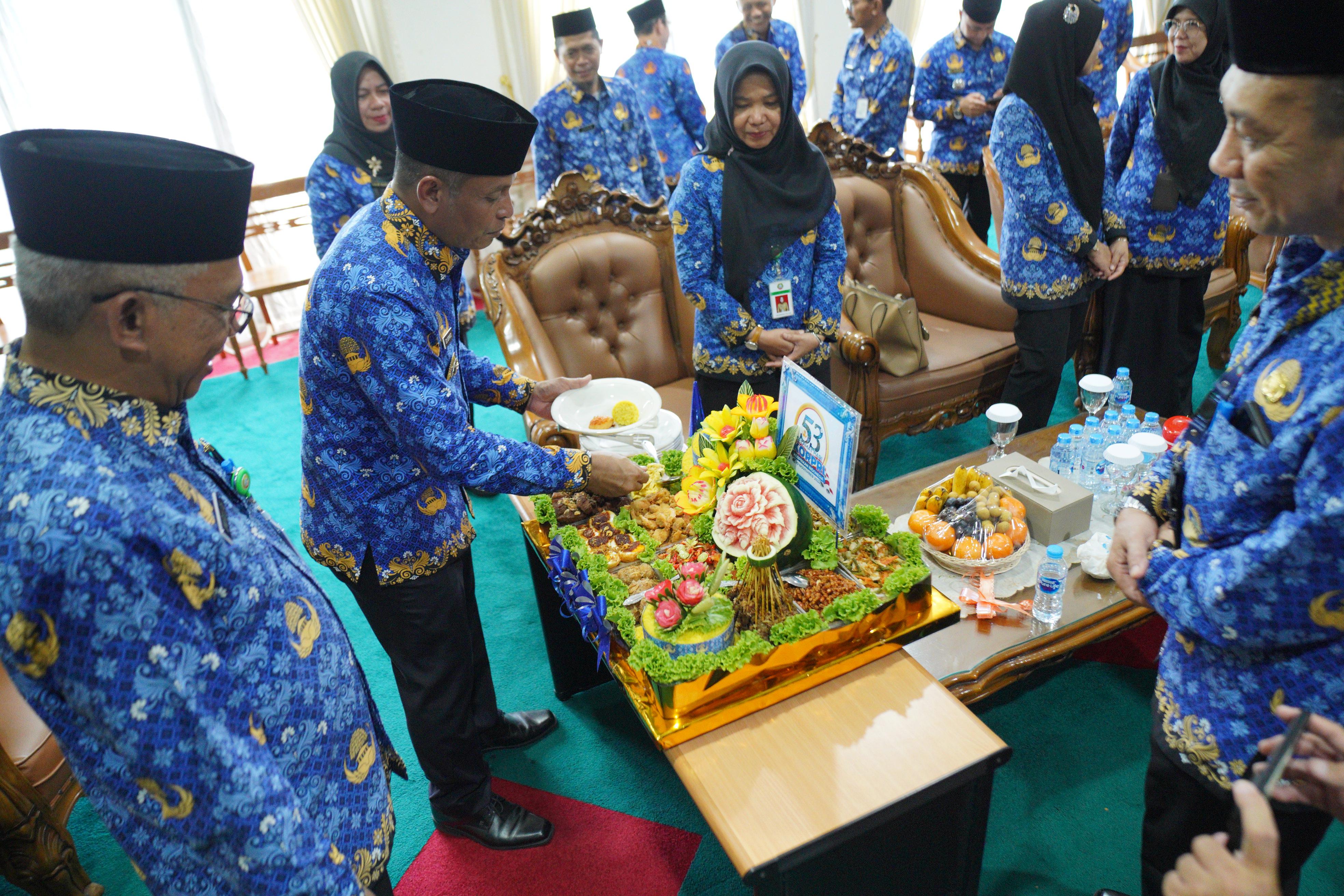 TUMPENG: Pj Wali Kota Edi Suryanto memotong tumpeng saat syukuran HUT ke-53 KORPRI.