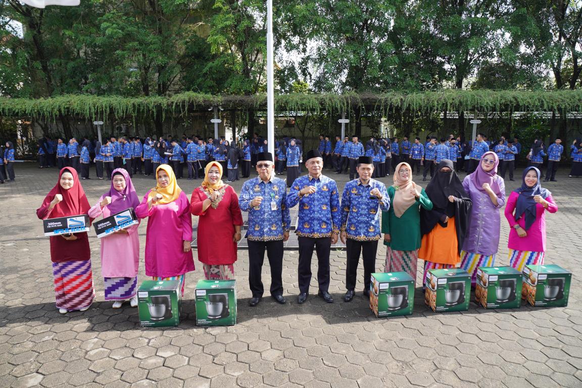 (10) BANTUAN: Penerima bantuan alat industri untuk UMKM berfoto Bersama Pj Wali Kota.