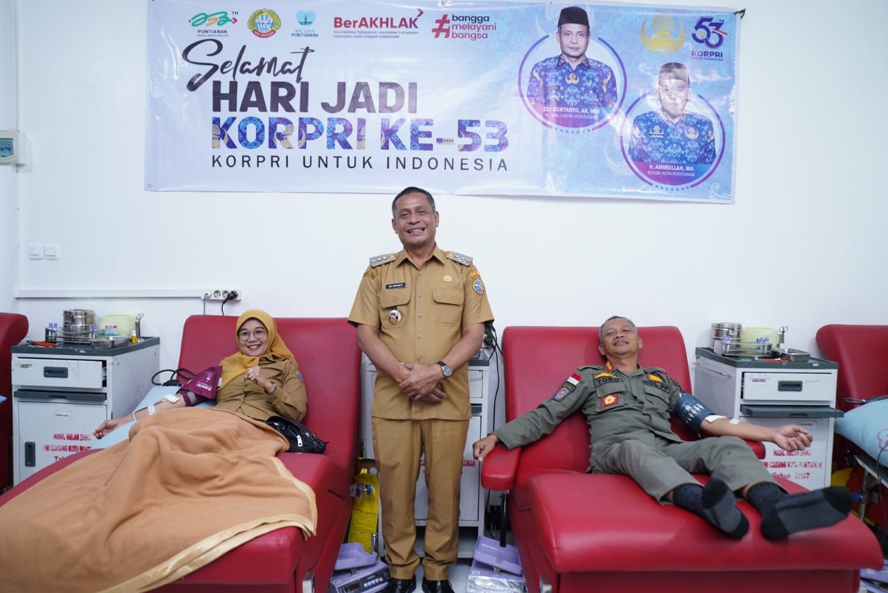 DONOR DARAH: Pj Wali Kota Edi Suryanto meninjau kegiatan Gerakan Donor Darah oleh ASN dalam rangka HUT ke-53 KORPRI.