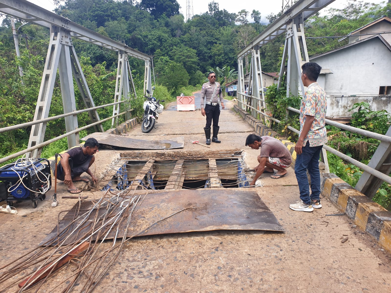 Ruas jalan di Jembatan Sekubur, Dusun Tanjung Belimbing, Desa Pangkalan Buton, Kecamatan Sukadana, Kabupaten Kayong Utara ditutup sementara.