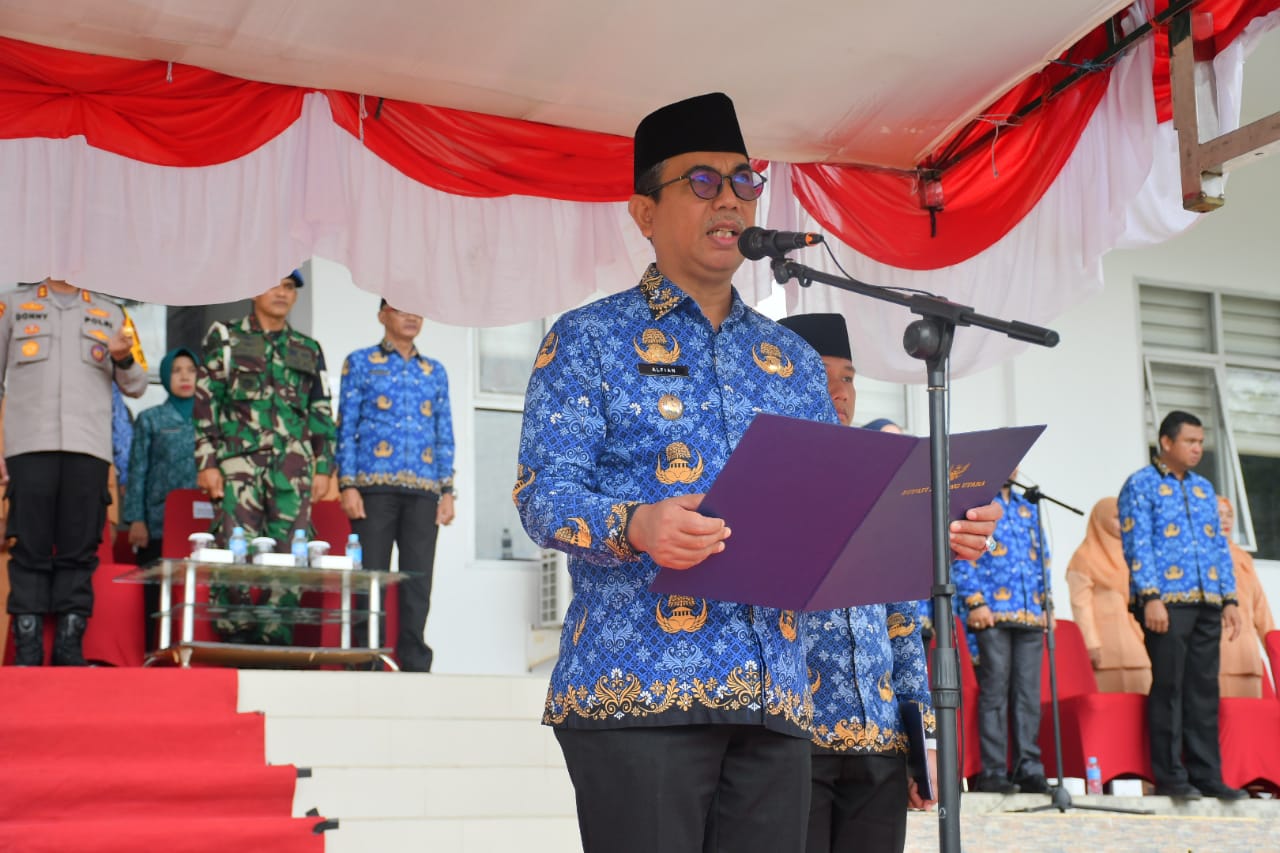 Penjabat Bupati Kayong Utara Alfian pada Upacara Peringatan Hari Ulang Tahun (HUT) Korps Pegawai Republik Indonesia (KORPRI) ke 53.