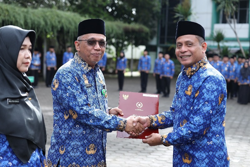 PENGHARGAAN: Pj Wali Kota Pontianak Edi Suryanto menyerahkan piagam penghargaan Satyalancana Karya Satya kepada Sekretaris Daerah Kota Pontianak Amirullah di HUT ke-53 Korpri.