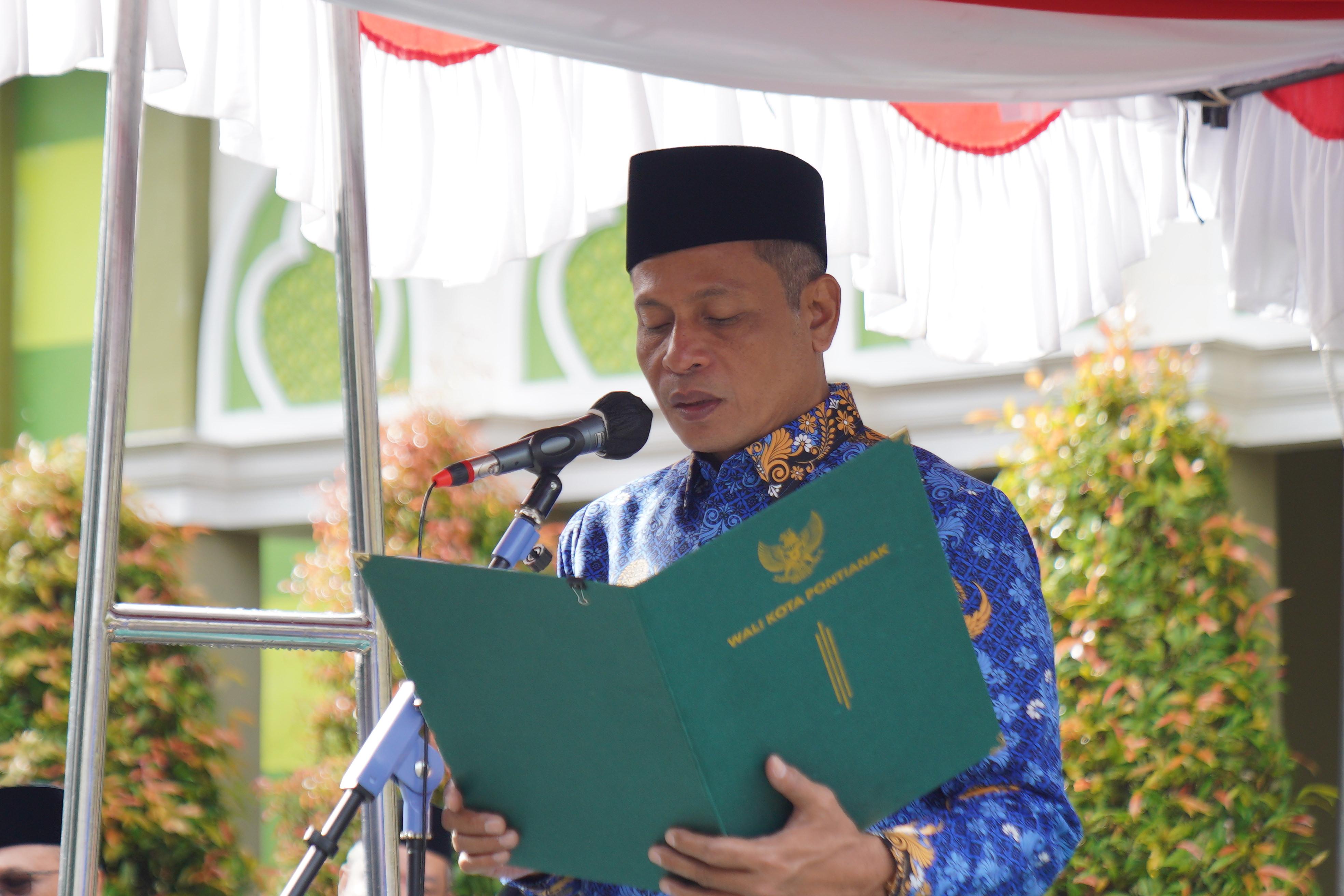 PANCASILA: Pj Wali Kota Pontianak Edi Suryanto membacakan teks Pancasila pada Upacara Peringatan HUT ke-53 KORPRI.