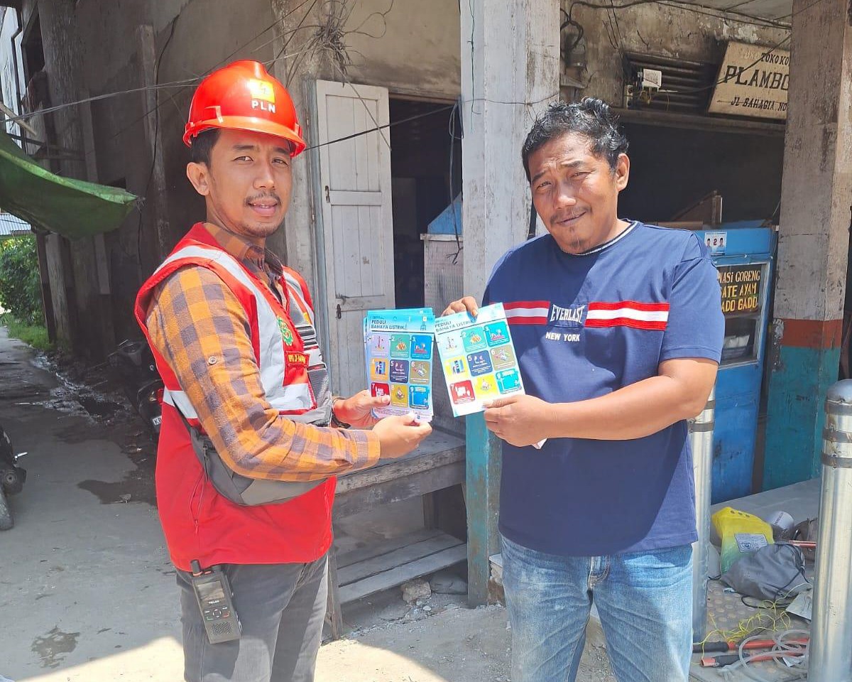 Petugas PLN UP3 Singkawang Memberikan Edukasi Kelistrikan kepada Masyarakat Singkawang, untuk meningkatkan kesadaran dan keselamatan akan bahaya listrik saat musim hujan (26/11).