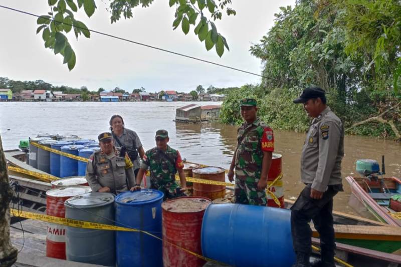 Puluhan BBM Illegal saat diamankan TNI-Polri di Desa Tanjung Kecamatan Suhaid.