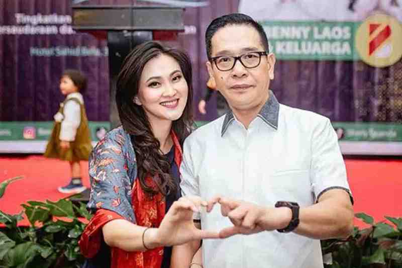 Sherly Tjoanda (kiri) bersama mendiang suami.