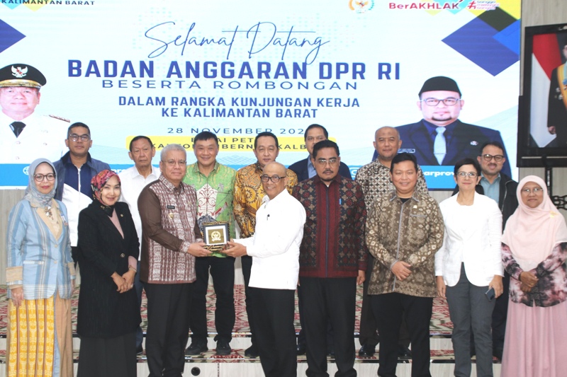 KUNJUNGAN: Harisson menerima kunker Tim Badan Anggaran DPR RI yang dipimpin Wakil Ketua Banggar DPR RI Syarif Abdullah Alkadrie di Balai Petitih Kantor Gubernur Kalbar, Kamis (28/11).&nbsp;
