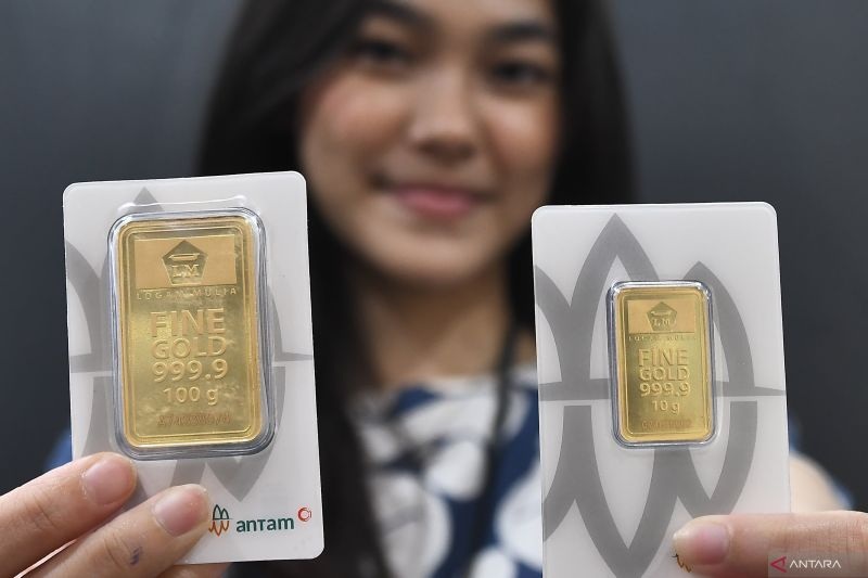 EMAS: Pekerja menunjukkan emas yang dijual di Butik Emas Logam Mulia PT Aneka Tambang 9Antam) di Pulogadung, jakarta Timur, Kamis (28/11). 