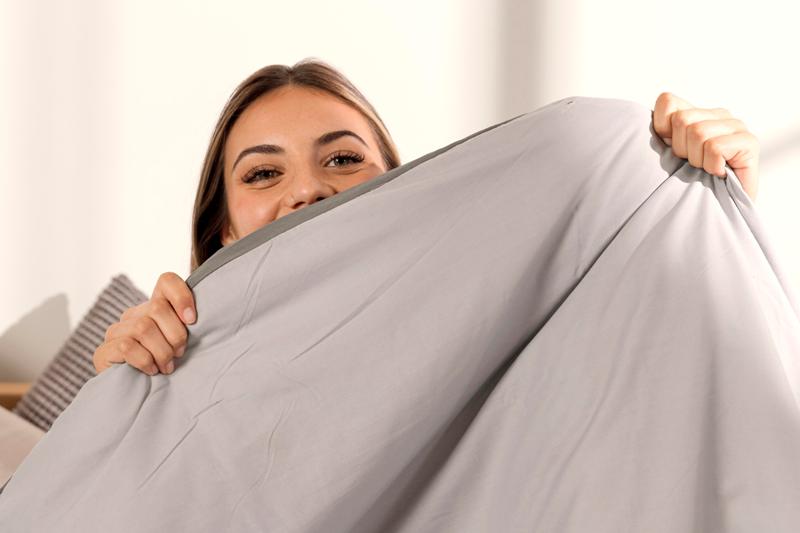 Ilustrasi selimut weighted blanket.