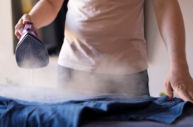 ILustrasi menyetrika pakaian.