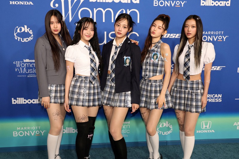 KELUAR: NewJeans saat menghadiri Billboard Women in Music Awards di Inglewood, California, AS, 6 Maret 2024. Girl group Korea Selatan itu mengumumkan keluar dari agensi mereka, ADOR