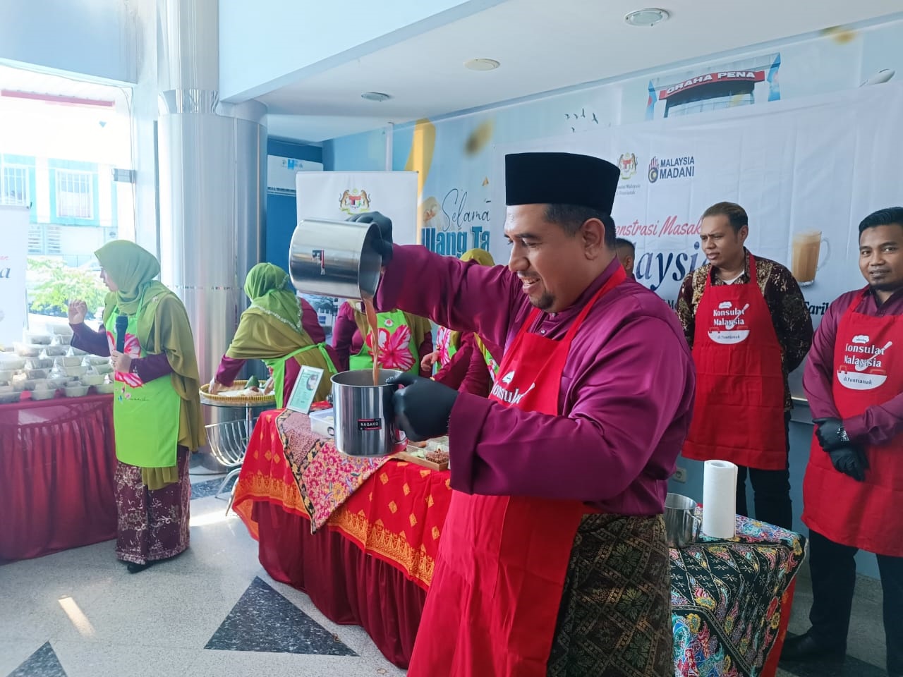 TEH TARIK: Konsul Malaysia di Pontianak, Azizul Zekri Abd Rahim saat menampilkan cara pembuatan teh tarik saat kegiatan di Pontianak Post, beberapa waktu yang lalu.