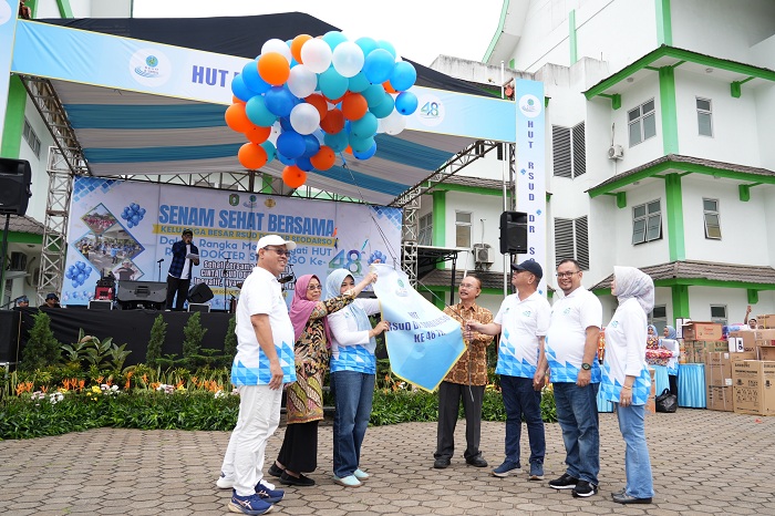 LEPASBALON: Pelepasan balon ke udara oleh para pejabat yang hadir saat acara puncak peringatan HUT ke-48 RSUD Soedarso.