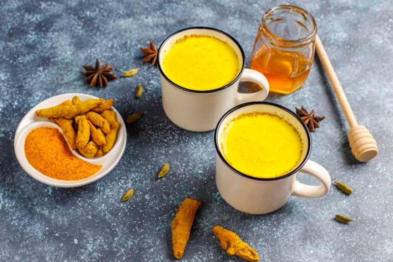 Ilustrasi minuman herbal dari kunyit yang dapat meredakan penyakit lambung.