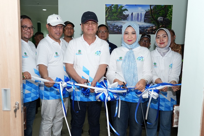 POTONG PITA: Para pejabat yang hadir memotong pita tanda peresmian pelayanan Hiperbarik Chamber di RSUD Soedarso.