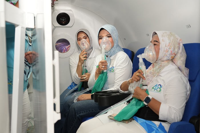 JAJAL PELAYANAN: Pj Ketua TP-PKK Kalbar bersama Pj Ketua DWP Kalbar, dan Ketua DWP RSUD Soedarso mencoba pelayanan Hiperbarik Chamber di RSUD Soedarso, yang baru diresmikan.