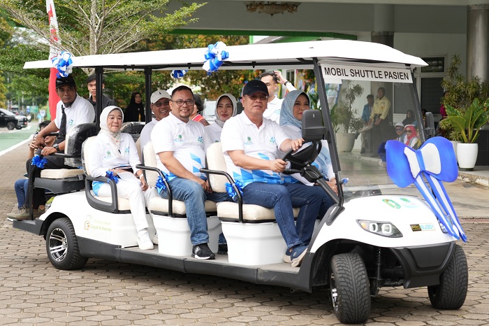 SHUTTLE PASIEN: Pj Gubernur Harisson menjajal mobil shuttle pasien RSUD Soedarso dengan membawa serta pejabat yang hadir.