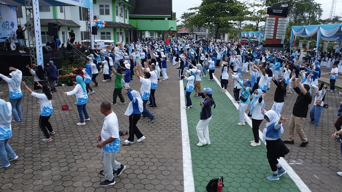 SENAM: Para peserta antusias mengikuti senam sehat bersama saat acara puncak peringatan HUT ke-48 RSUD Soedarso.