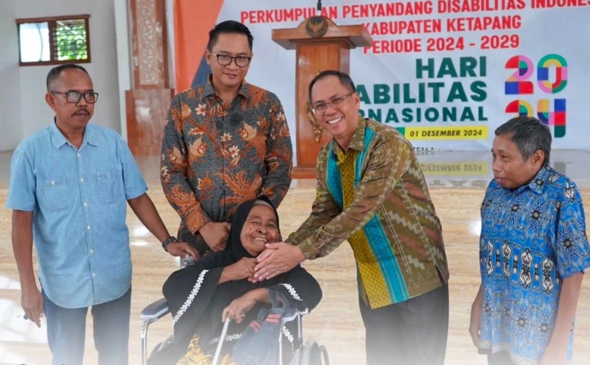 MOTIVASI: Pj Sekda, Donatus Franseda, memberikan motivasi kepada para penyandang disabilitas saat membuka Muscab IV PPDI Ketapang, Minggu (1/12).