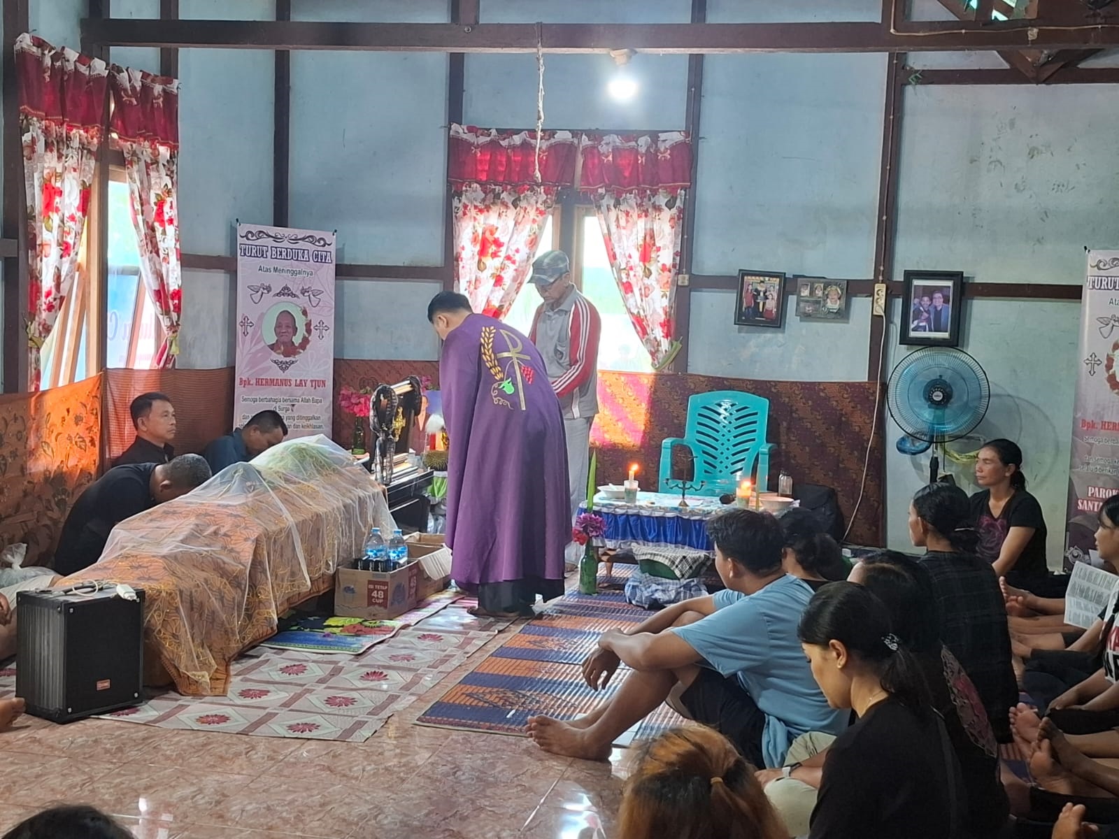 SEMAYAM: Jenazah almarhum Hermanus Lay Tjun saat disemayamkan di kampung halamannya, Kecamatan Simpang 2, Kabupaten Ketapang.