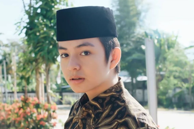 Ilustrasi kopiah hitam.