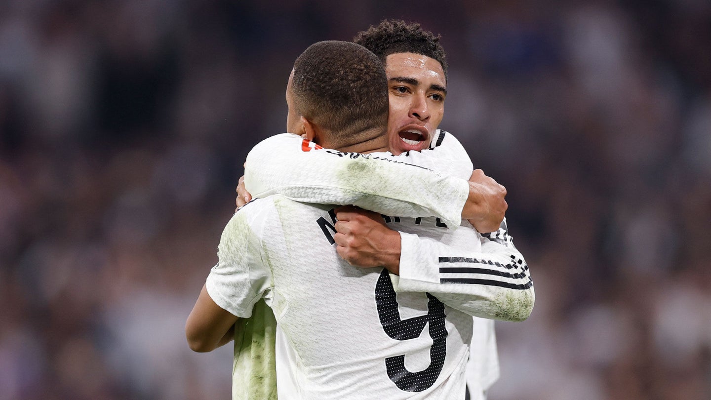Pemain Real Madrid, Kylian Mbappe dan Jude Bellingham merayakan kemenangan 2-0 atas getafe pada laga pekan ke-15 Liga Spanyol pada Senin dini hari WIB.