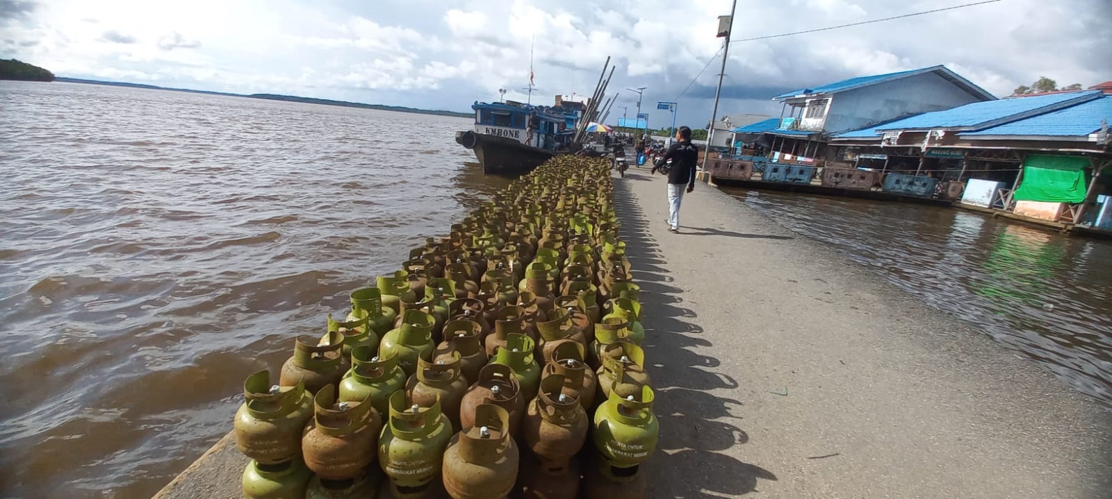 TABUNG GAS: Tumpukan tabung gas LPG 3 KG di Pelabuhan Teluk Batang, Kabupaten Kayong Utara.