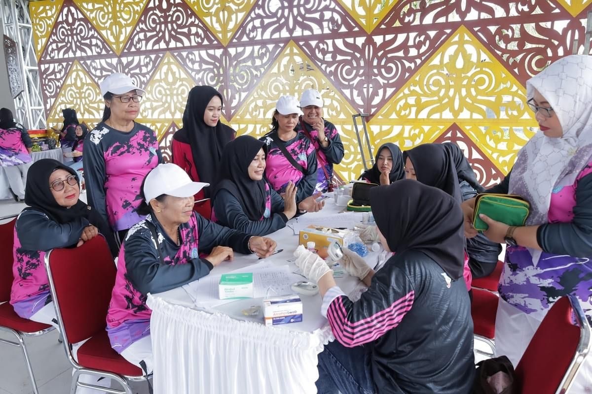 PERIKSA KESEHATAN: Peserta senam sehat melakukan pemeriksaan kesehatan yang dilaksanakan oleh Dinas Kesehatan Ketapang.