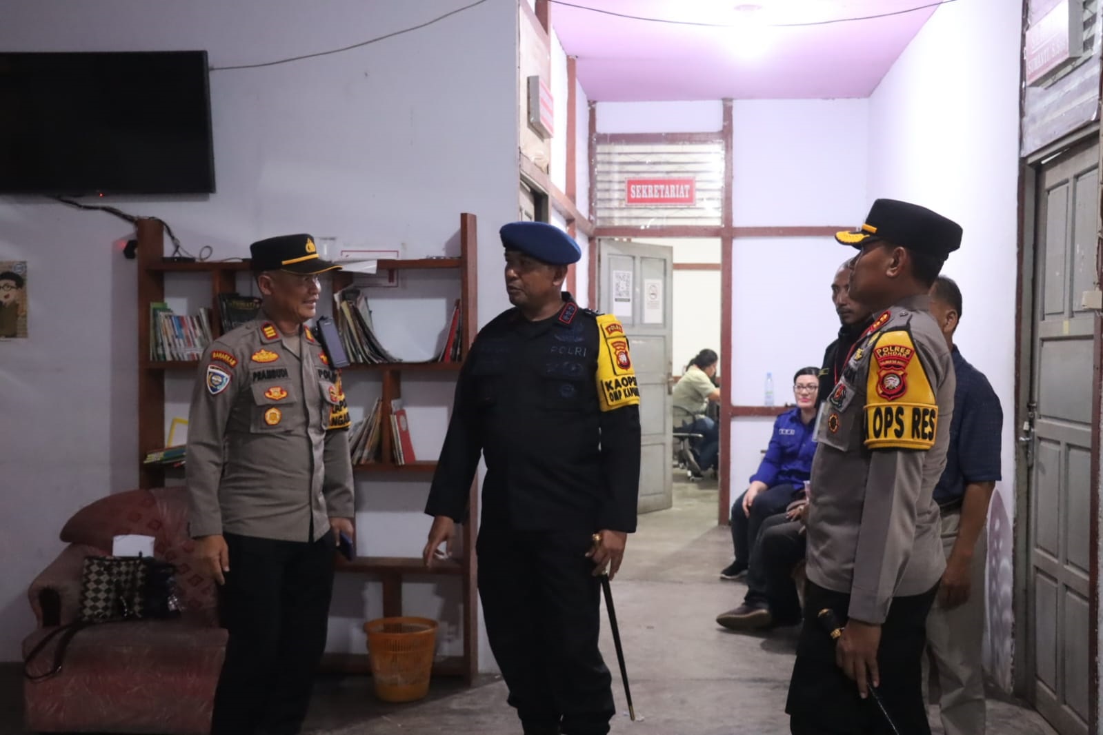 KUNJUNGAN: Kapolres Landak, AKBP Siswo Dwi Nugroho, bersama Ketua KPU Landak saat menyambut kunjungan Kaopsda OMP Kapuas 2024 di Gudang Logistik KPU Landak.