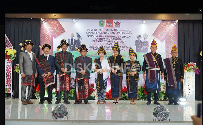 PENGUKUHAN: Penjabat (Pj) Bupati Sanggau Suherman mengukuhkan Pengurus DPD Kerukunan Masyarakat Batak (KERABAT) Kabupaten Sanggau masa periode 2024-2027.