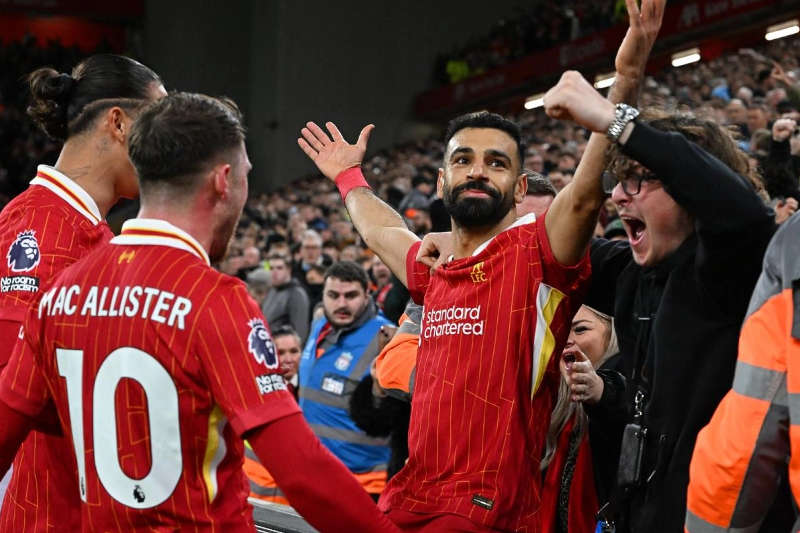 Penyerang sayap Liverpool, Mohammed Salah (kanan) merayakan golnya ke gawang Man City pada laga pekan ke-13 Liga Inggris di Stadion Anfield, Liverpool Senin dini hari WIB.
